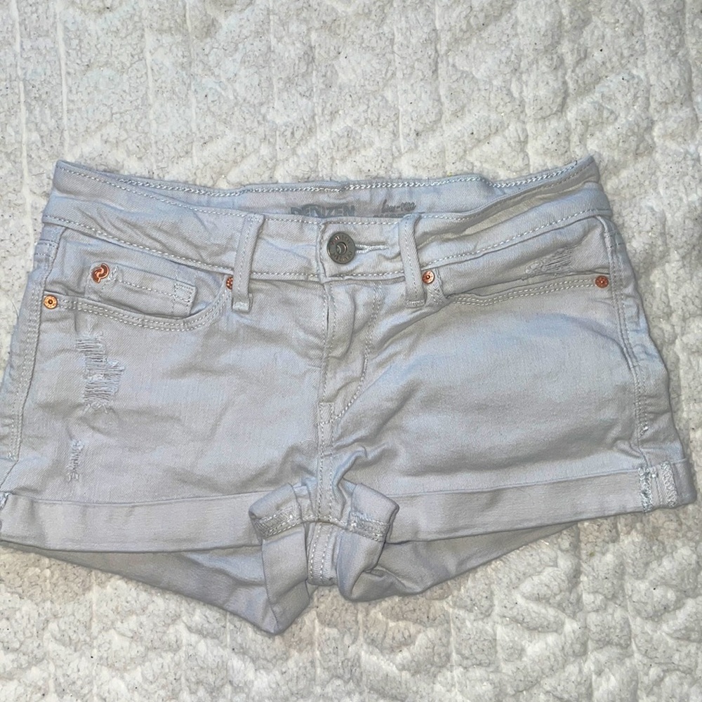 levi low rise shortie white jean shorts